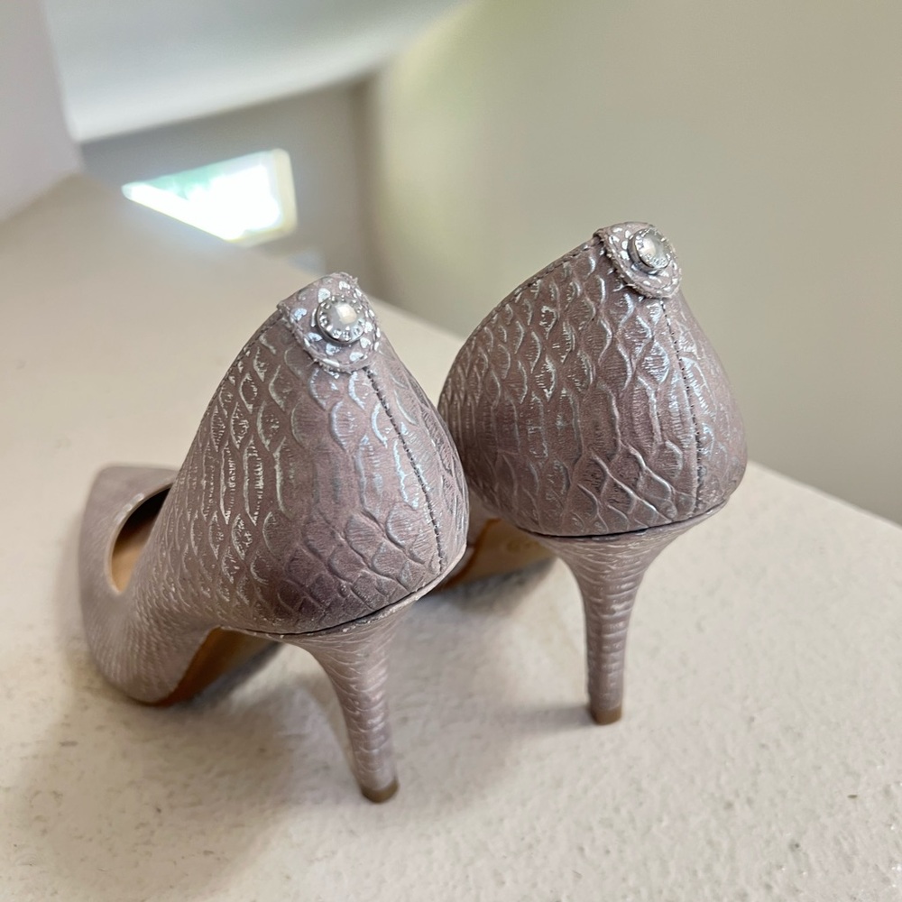 Michael Kors Nathalie Flex High Pump Metallic Embossed Leather Silver Size 5.5 - Picture 7 of 12